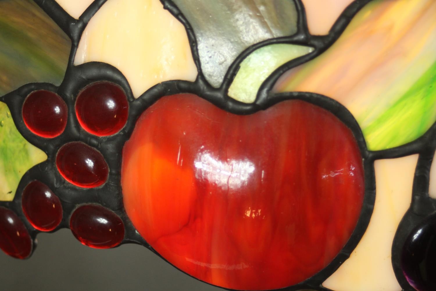 A Tiffany style table lamp, with a stained glass shade depicting fruit, the bronzed brass base - Image 8 of 10