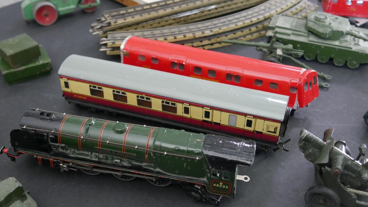 A collection of Hornby trains, track and control centre along with Dinky die cast army vehicles. - Bild 2 aus 9