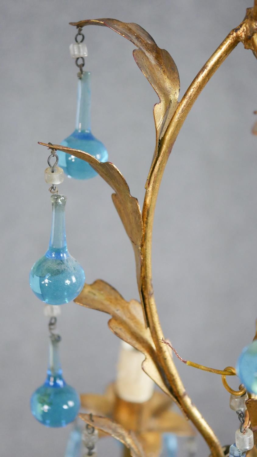 A contemorary three branch gilt metal chandelier, decorated with oak leaves, hung with blue glass - Bild 6 aus 6