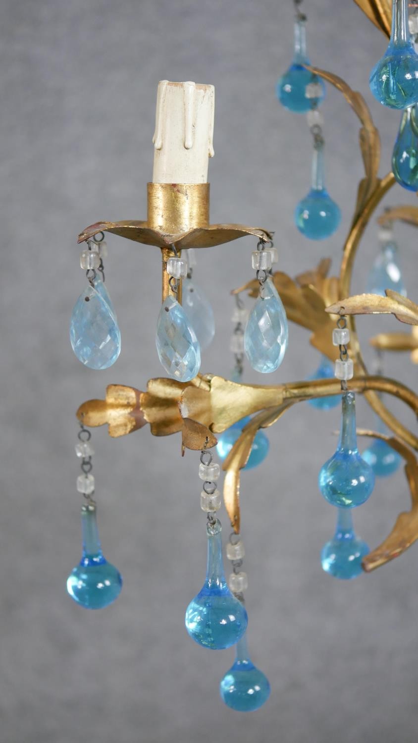 A contemorary three branch gilt metal chandelier, decorated with oak leaves, hung with blue glass - Bild 2 aus 6