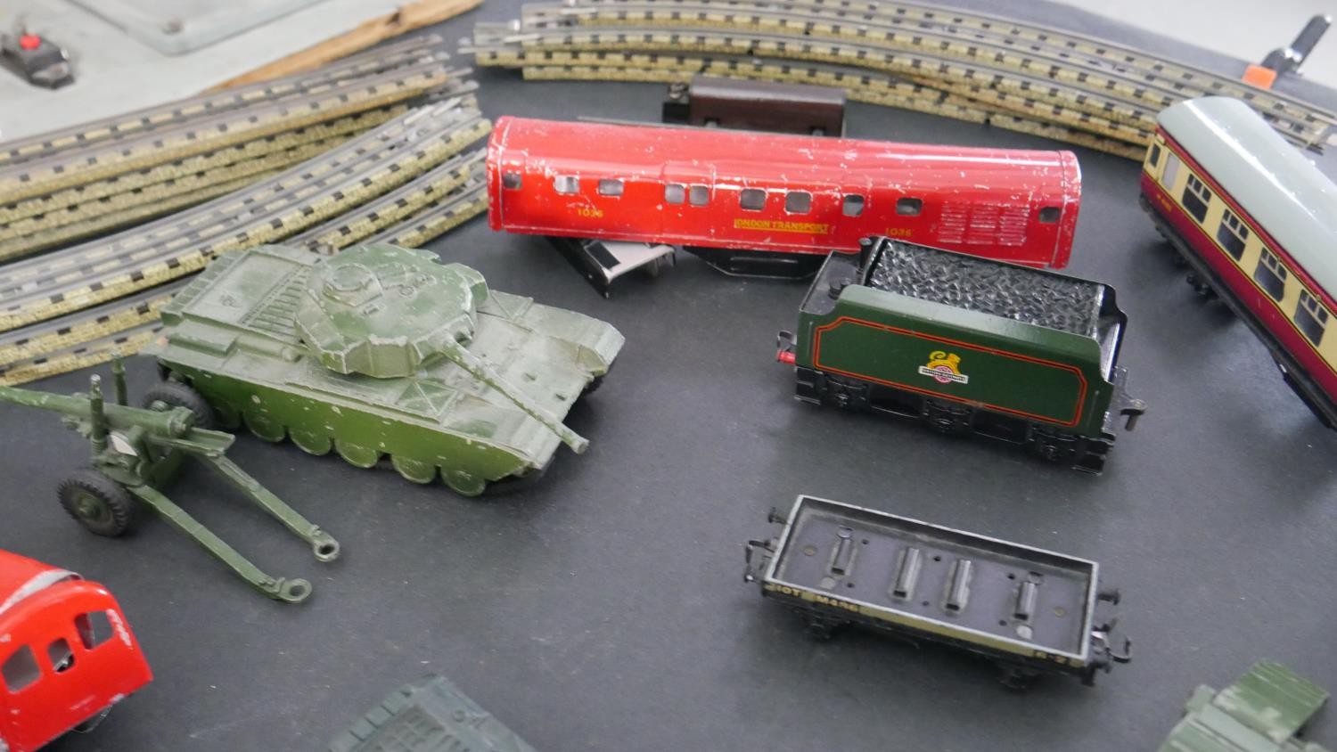 A collection of Hornby trains, track and control centre along with Dinky die cast army vehicles. - Bild 5 aus 9