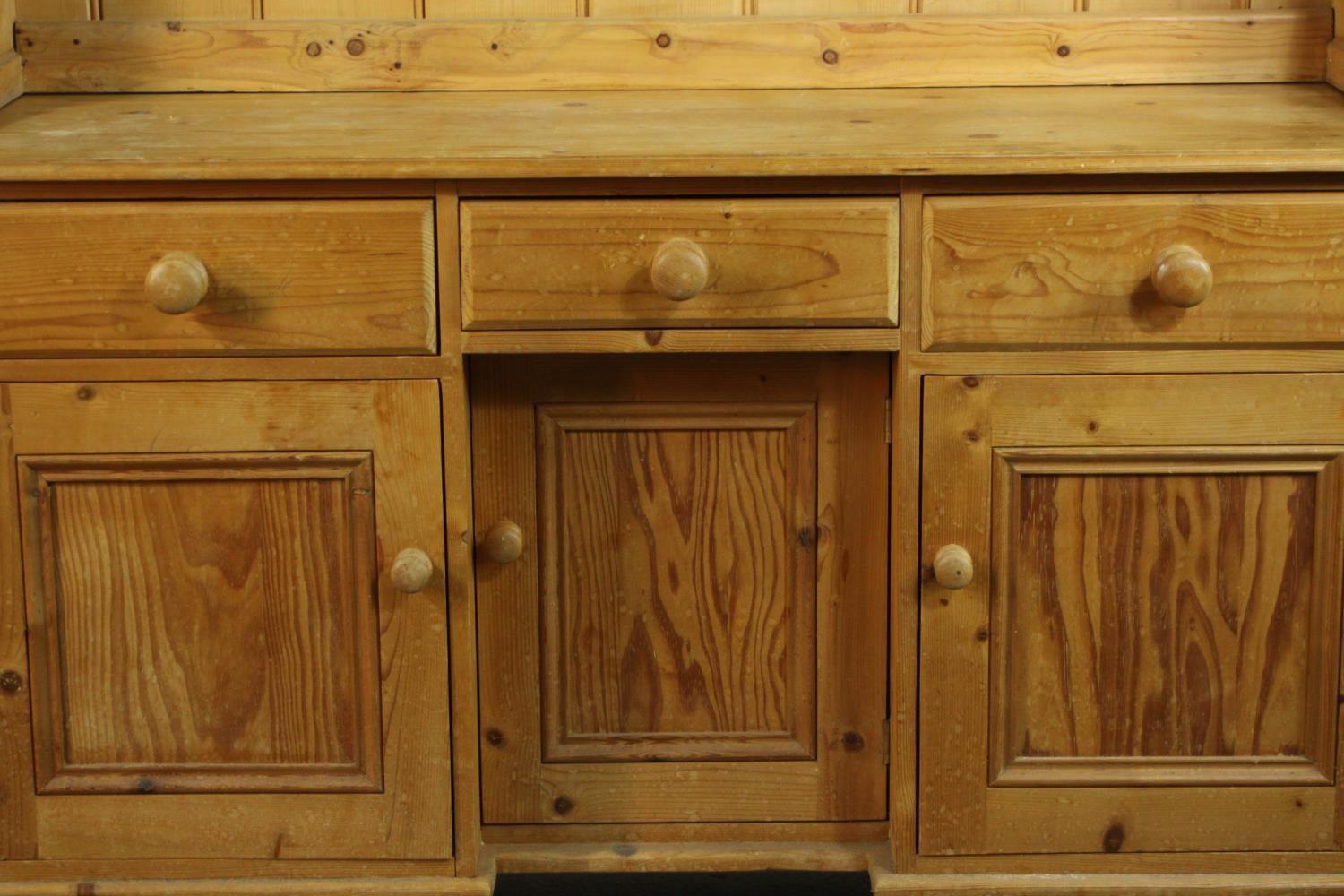 A Victorian style pine kneehole dresser with open plate rack above three short drawers over three - Bild 3 aus 8