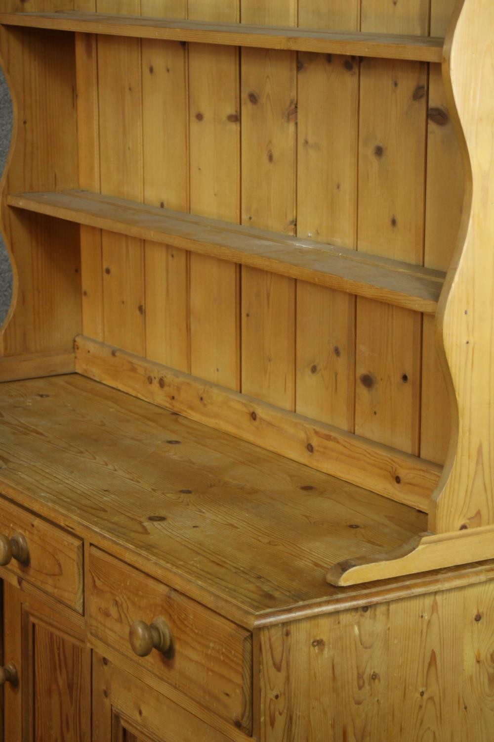 A Victorian style pine kneehole dresser with open plate rack above three short drawers over three - Bild 7 aus 8