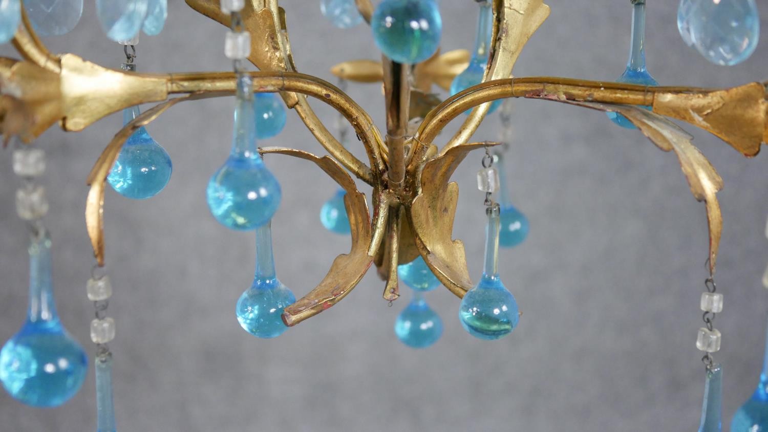 A contemorary three branch gilt metal chandelier, decorated with oak leaves, hung with blue glass - Bild 4 aus 6