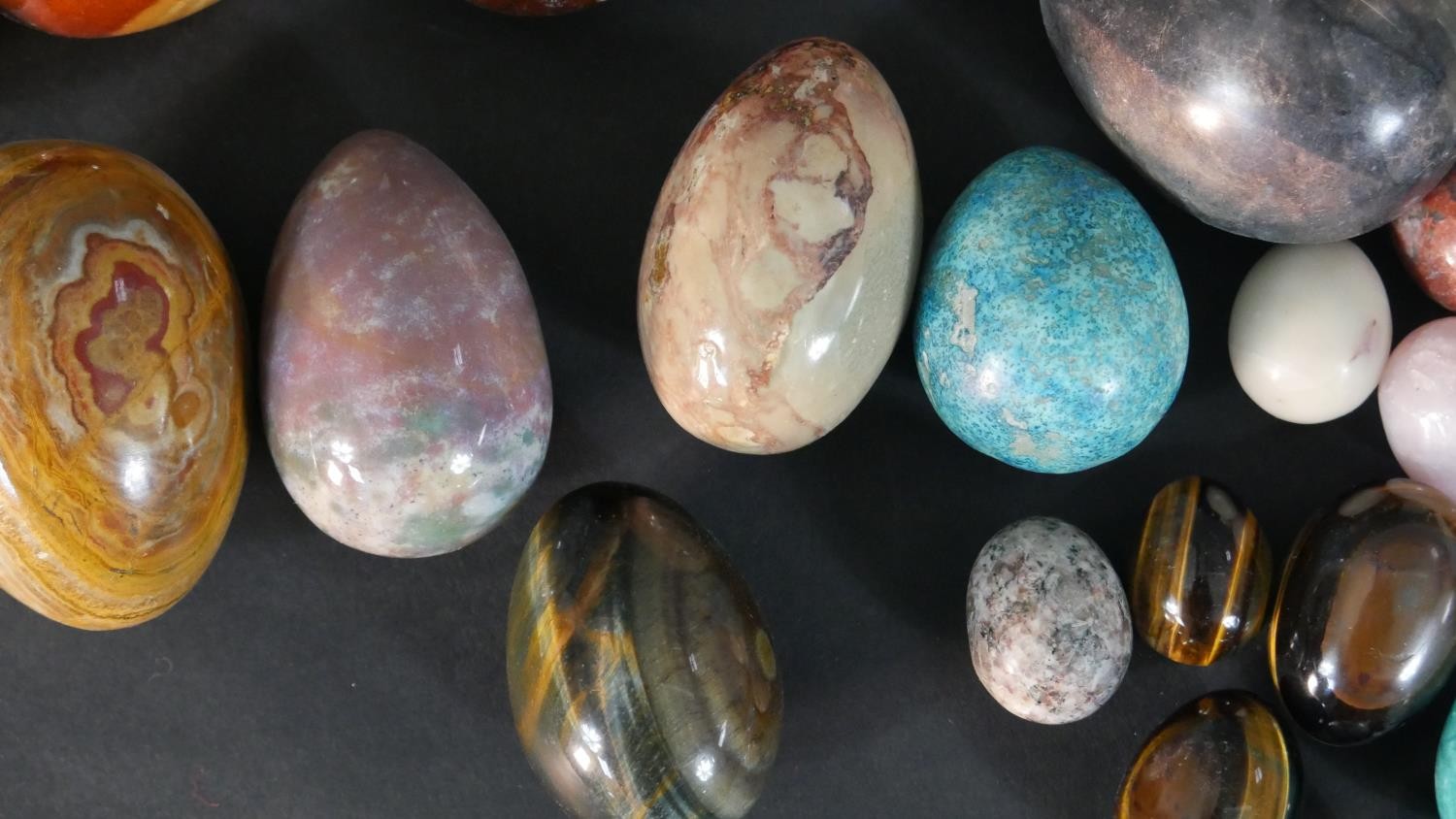 A collection of approximately sixty carved and polished gemstone and mineral eggs, various sizes. - Image 6 of 9