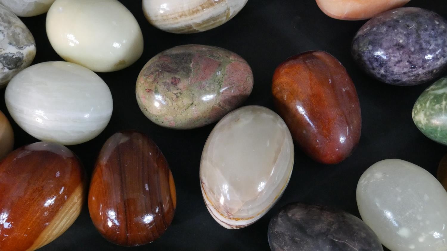 A collection of approximately sixty carved and polished gemstone and mineral eggs, various sizes. - Image 7 of 9