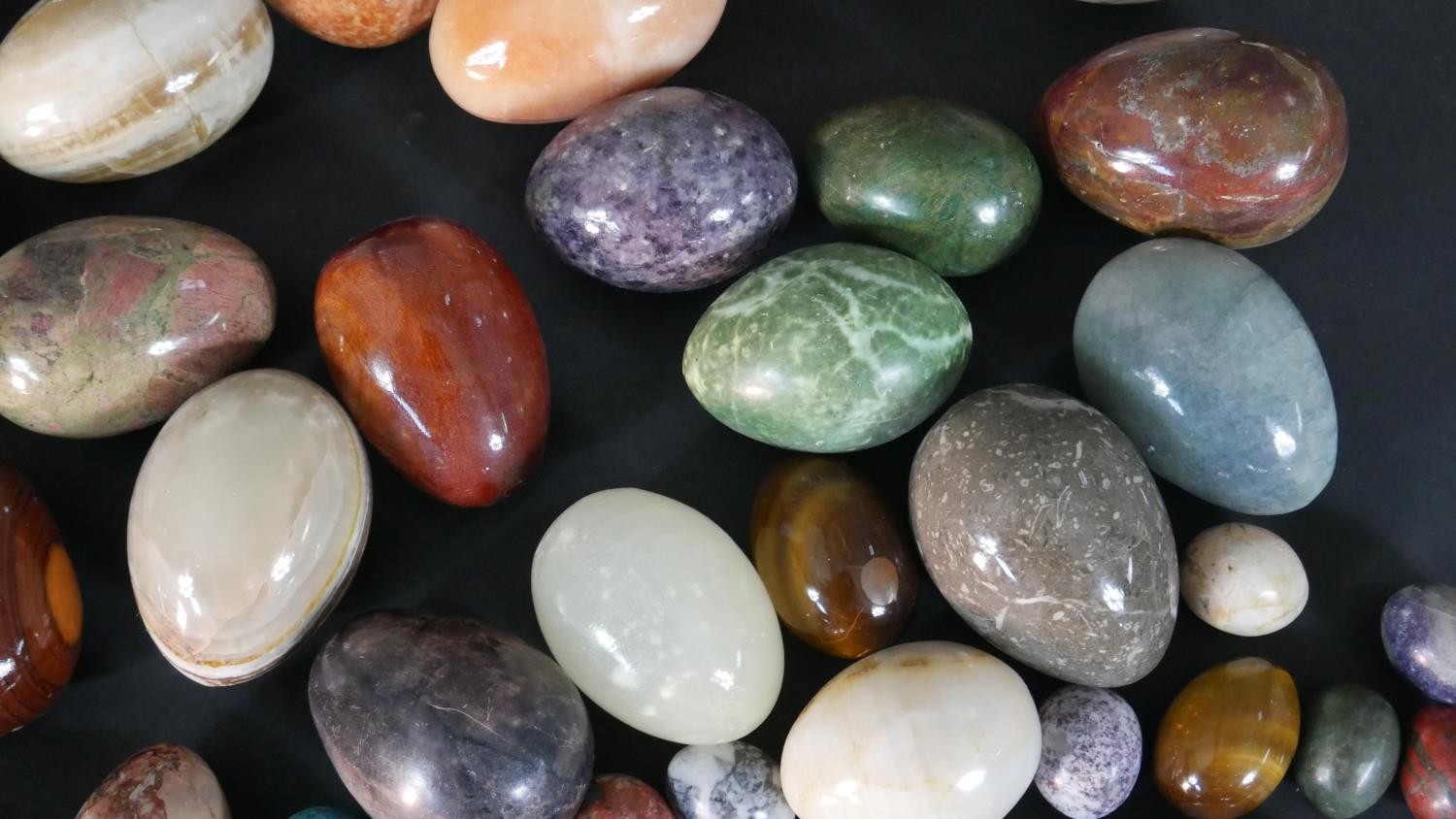 A collection of approximately sixty carved and polished gemstone and mineral eggs, various sizes. - Image 5 of 9