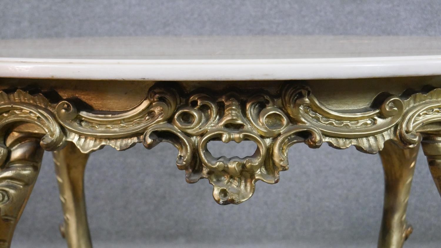 A Continental, probably Italian, carved giltwood table, the circular white marble top with a moulded - Image 2 of 5