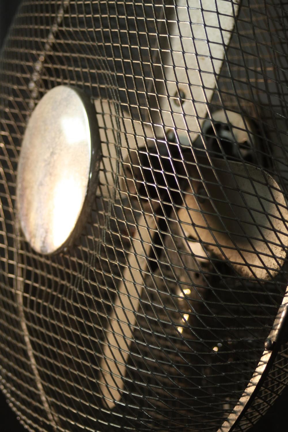 A vintage chrome effect Art Deco electric fan with bakelite control buttons. H.52 W.58 D.28cm. - Image 5 of 6