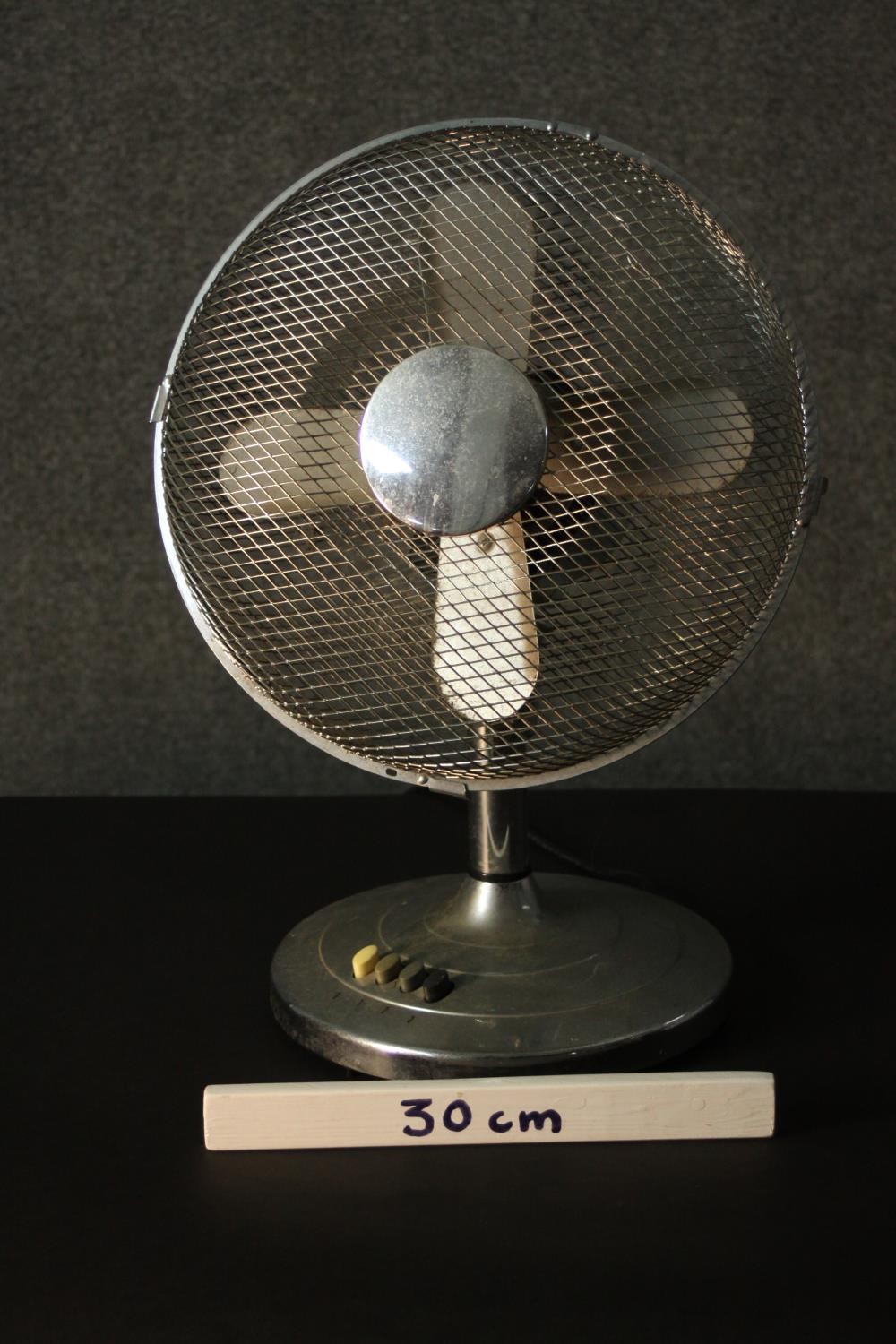 A vintage chrome effect Art Deco electric fan with bakelite control buttons. H.52 W.58 D.28cm. - Image 2 of 6