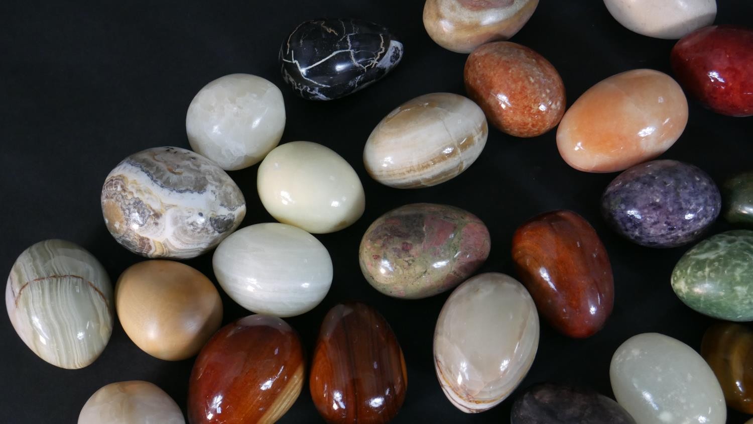 A collection of approximately sixty carved and polished gemstone and mineral eggs, various sizes. - Image 4 of 9