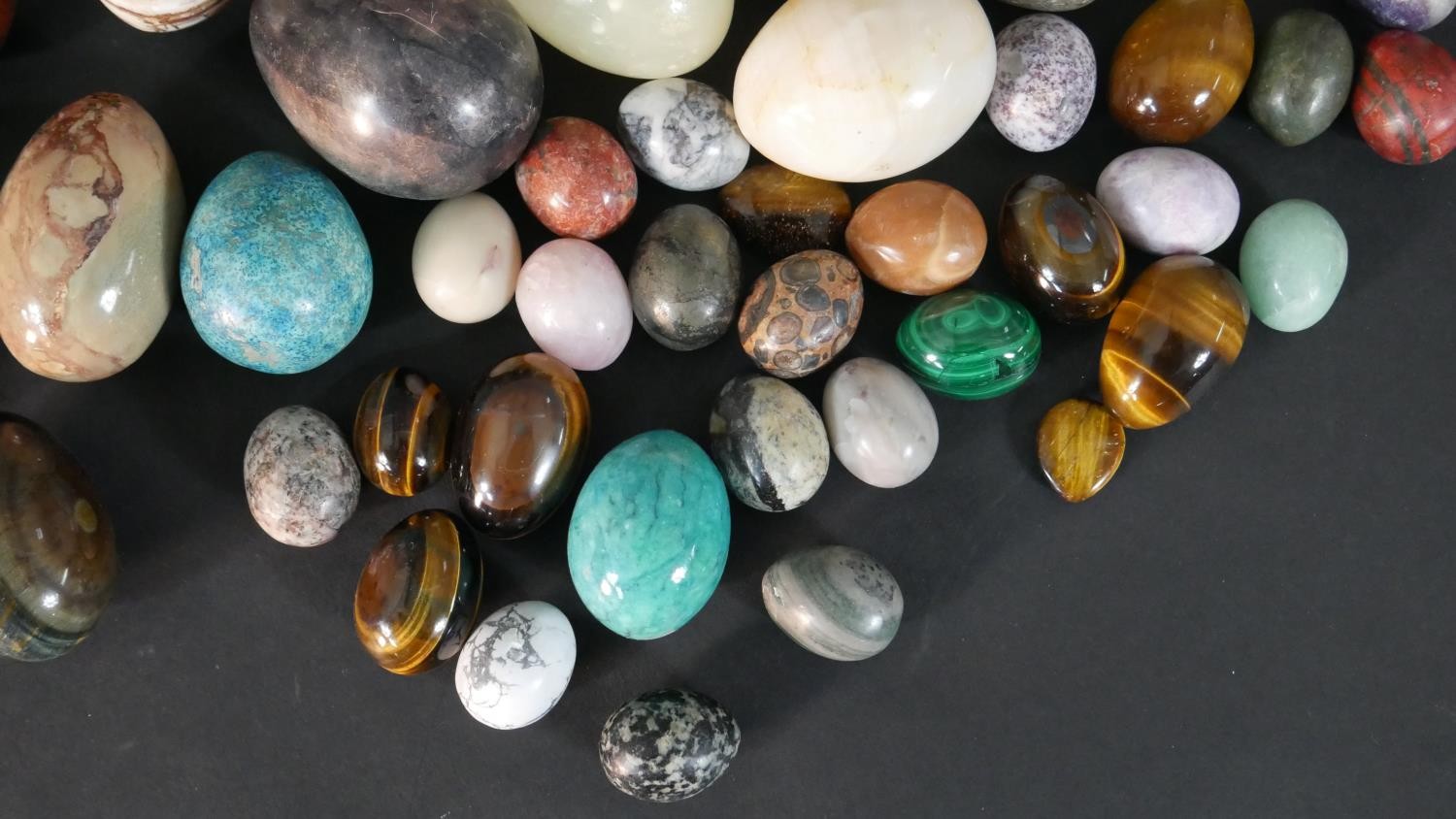A collection of approximately sixty carved and polished gemstone and mineral eggs, various sizes. - Image 2 of 9