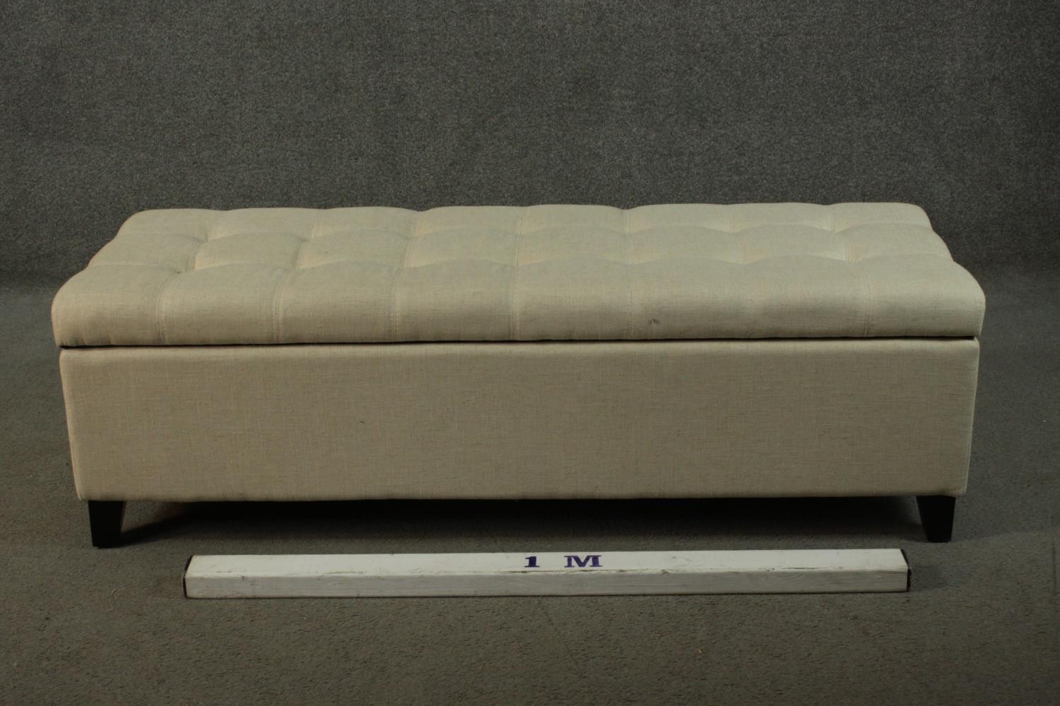 A contemporary Ottoman padded bench, upholstered in cream linen fabric, with a padded and tufted - Image 2 of 7