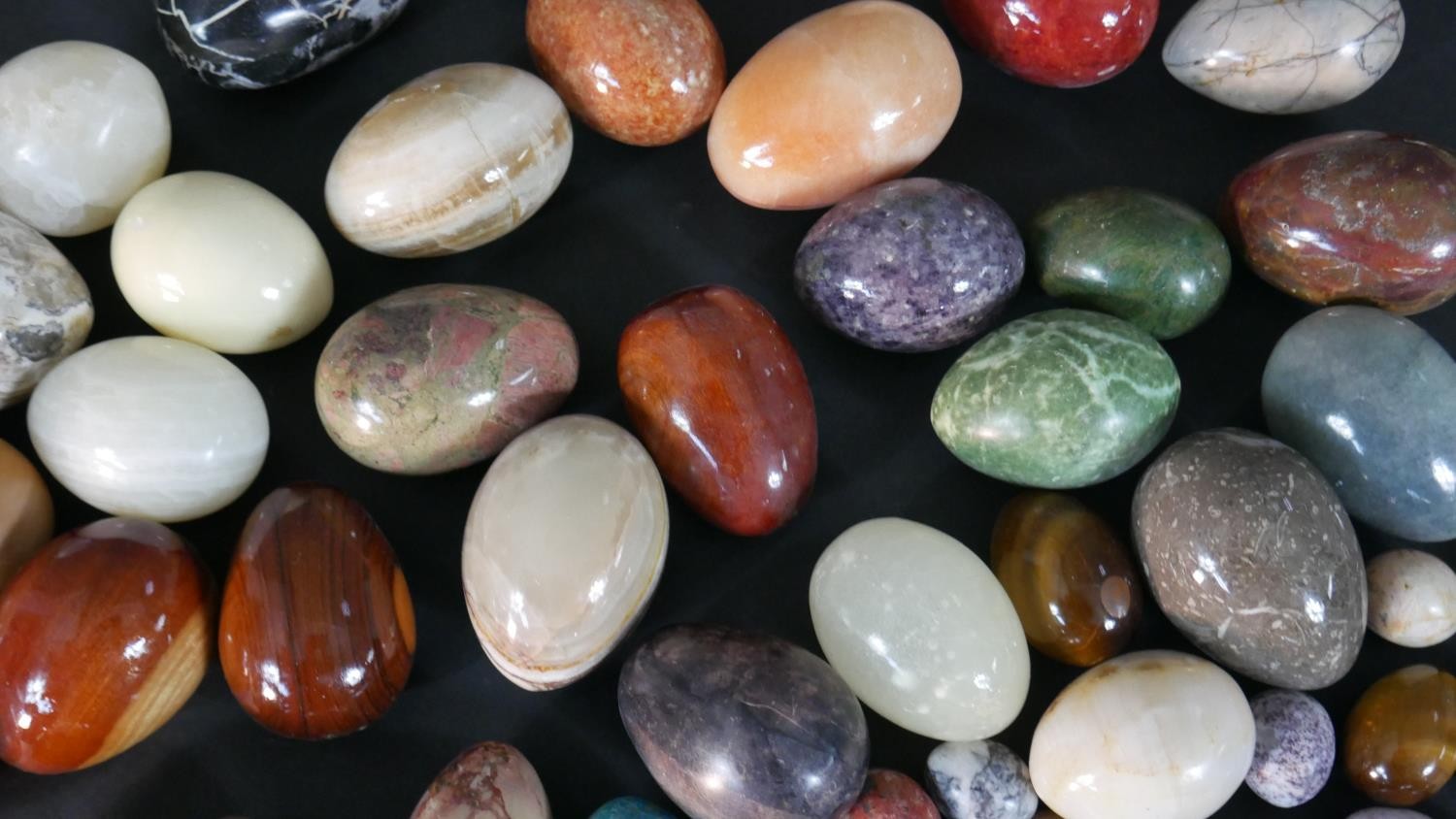 A collection of approximately sixty carved and polished gemstone and mineral eggs, various sizes. - Image 3 of 9