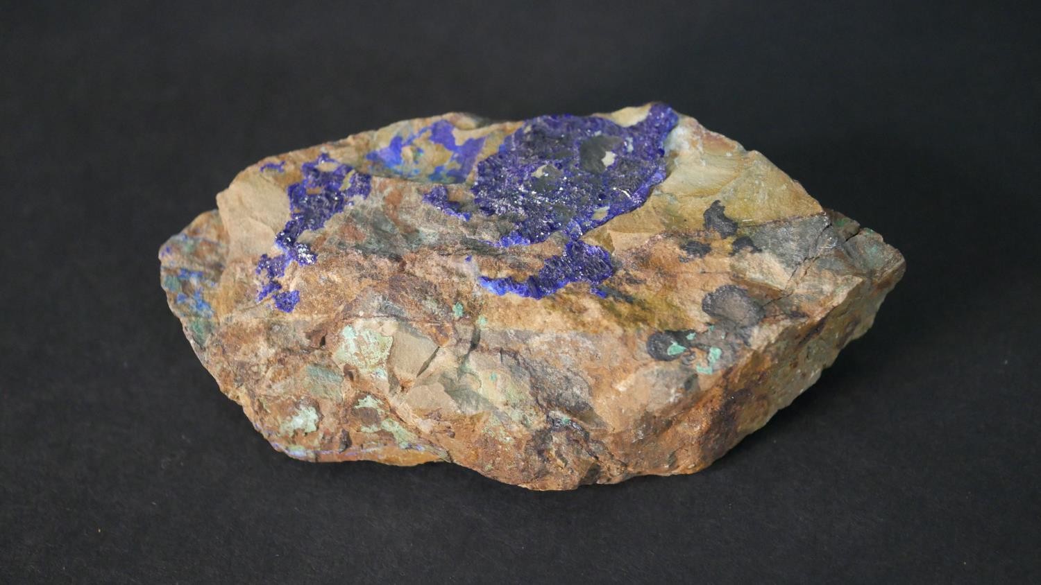 A collection of gemstones and minerals, including amethyst, agate, rock crystal and corrundum. L. - Image 9 of 9