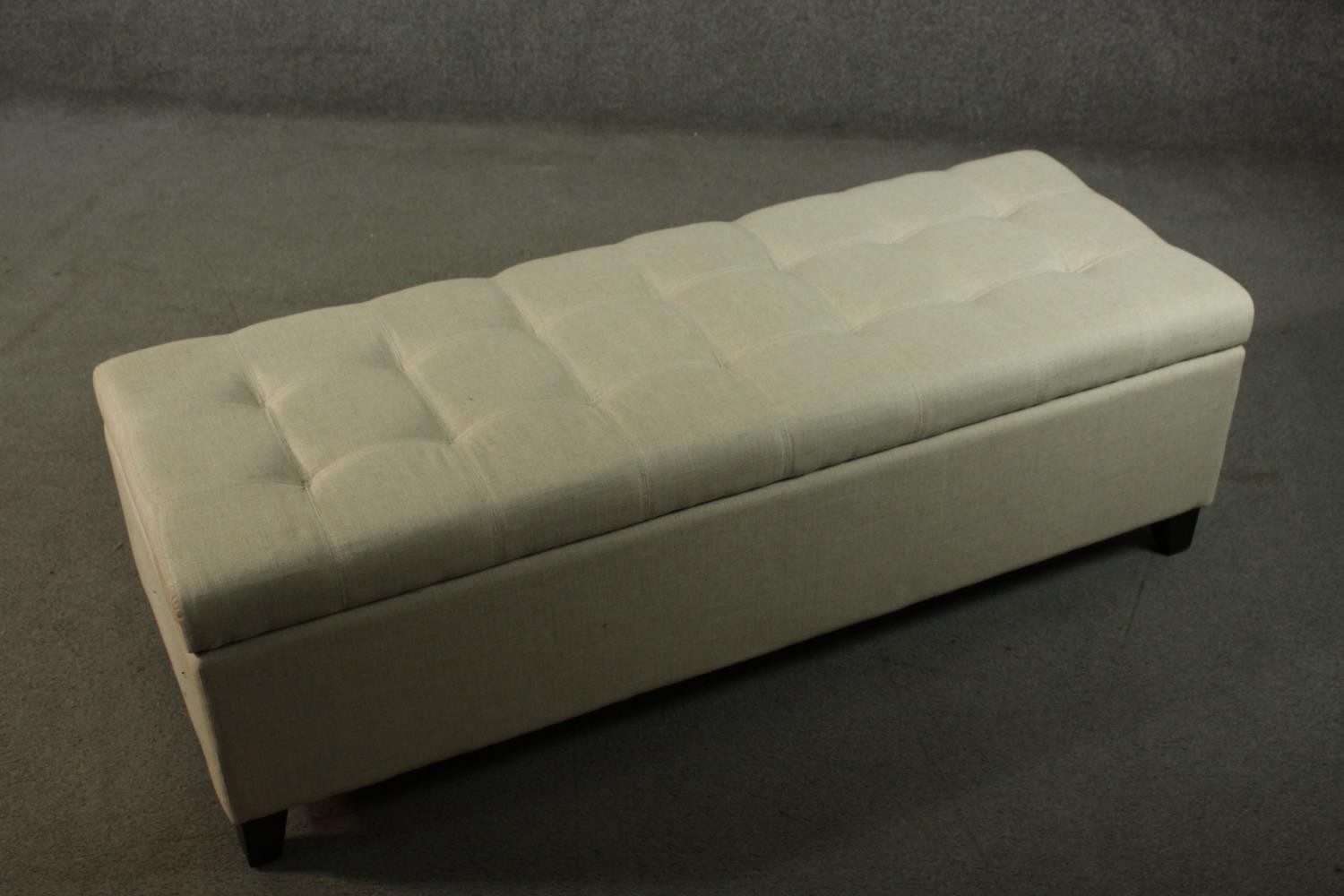 A contemporary Ottoman padded bench, upholstered in cream linen fabric, with a padded and tufted - Image 3 of 7