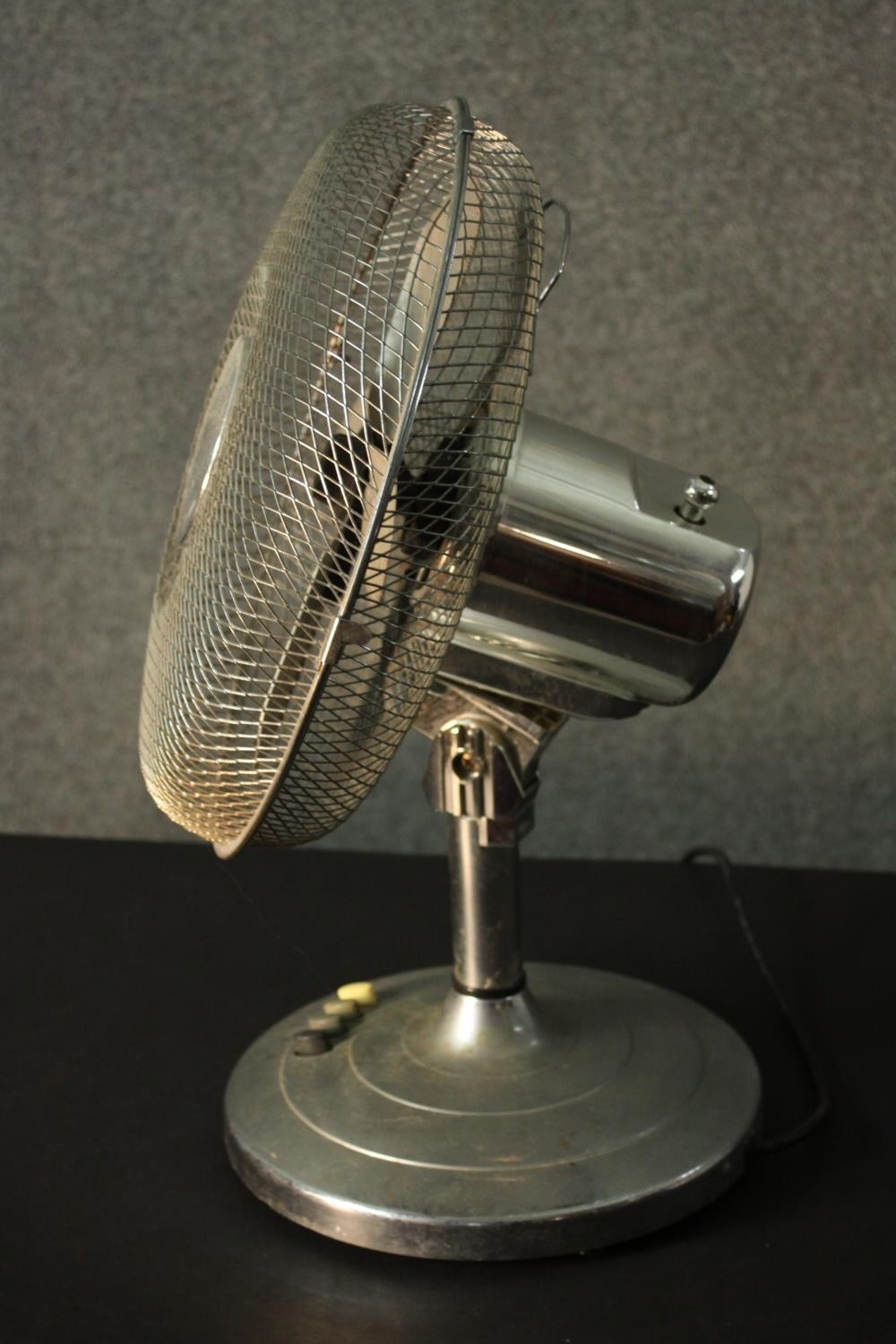 A vintage chrome effect Art Deco electric fan with bakelite control buttons. H.52 W.58 D.28cm. - Image 6 of 6