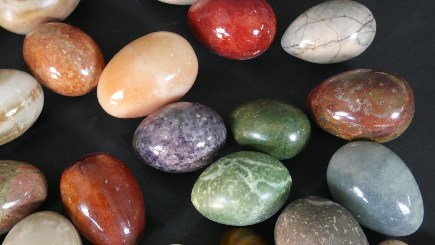 A collection of approximately sixty carved and polished gemstone and mineral eggs, various sizes. - Image 9 of 9
