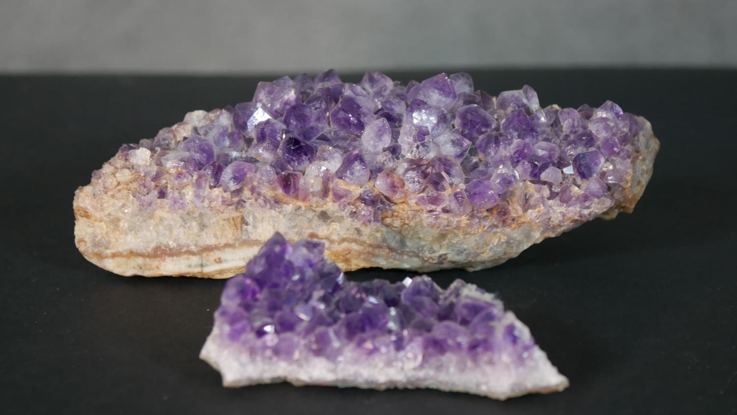 A collection of gemstones and minerals, including amethyst, agate, rock crystal and corrundum. L. - Image 6 of 9