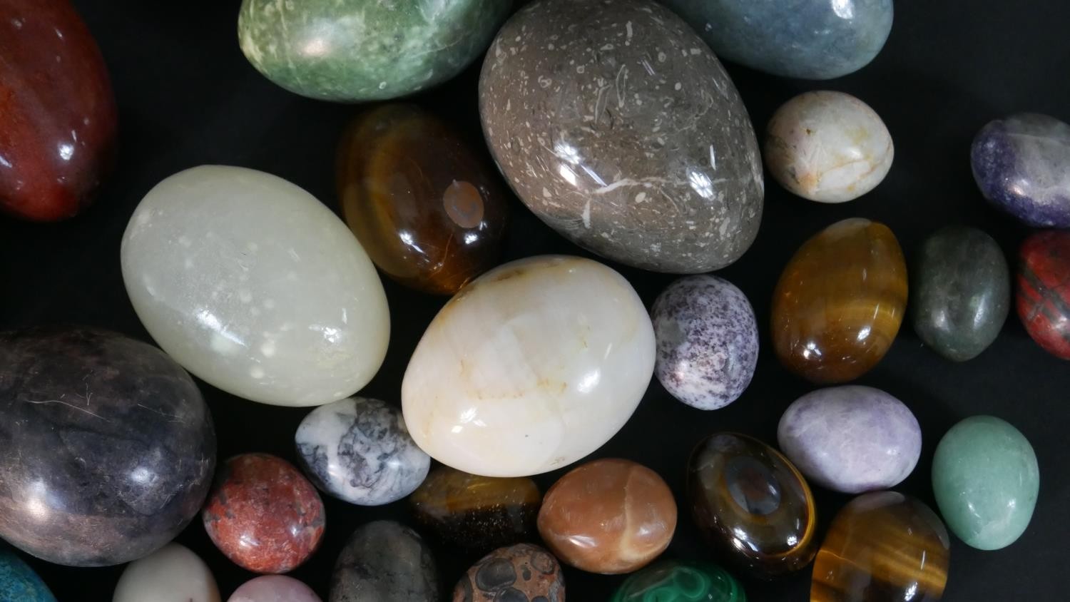 A collection of approximately sixty carved and polished gemstone and mineral eggs, various sizes. - Image 8 of 9