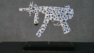 After Diederik van Apple 1985, resin automatic gun painted with a blue and white Delft pattern. H.35