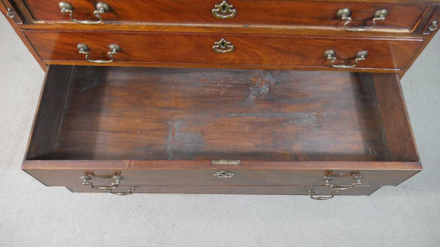 A George III mahogany bureau, the fall front opening to reveal a central cupboard door, drawers - Image 3 of 14