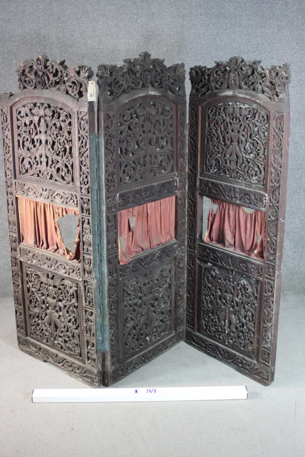 An ornately carved and pierced wood screen, possibly Burmese, of three folds, each with two panels - Image 2 of 7