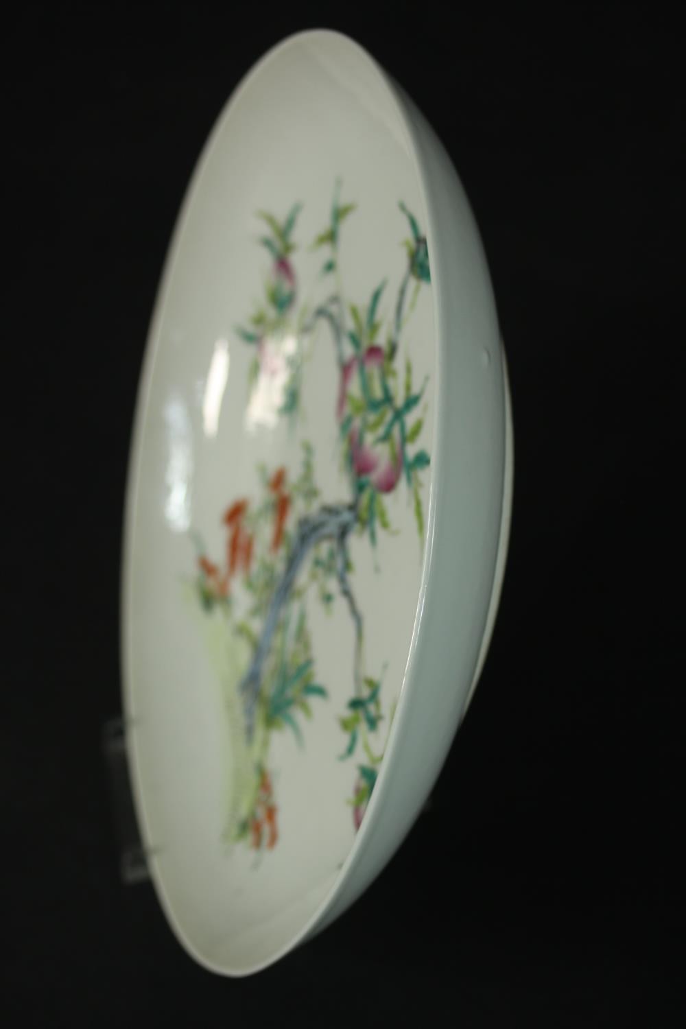 A Famille Rose Chinese porcelain nine peaches plate, decorated with lucky bats, grapes and a peach - Image 5 of 6