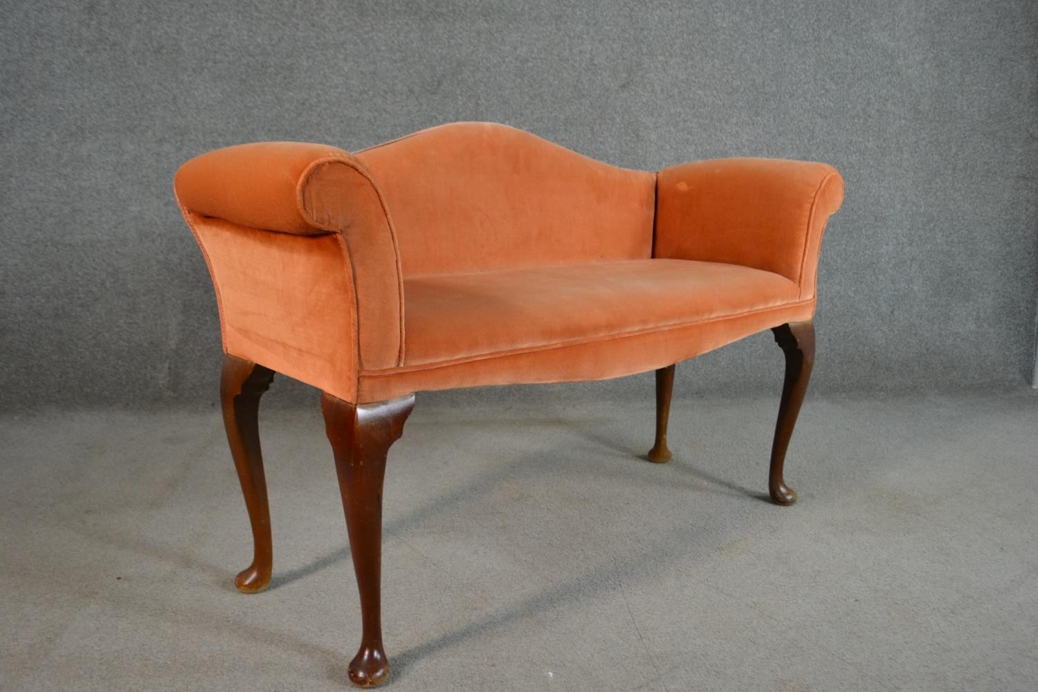 A George III style mahogany hump back window seat, upholstered in salmon coloured velour, on - Image 5 of 5