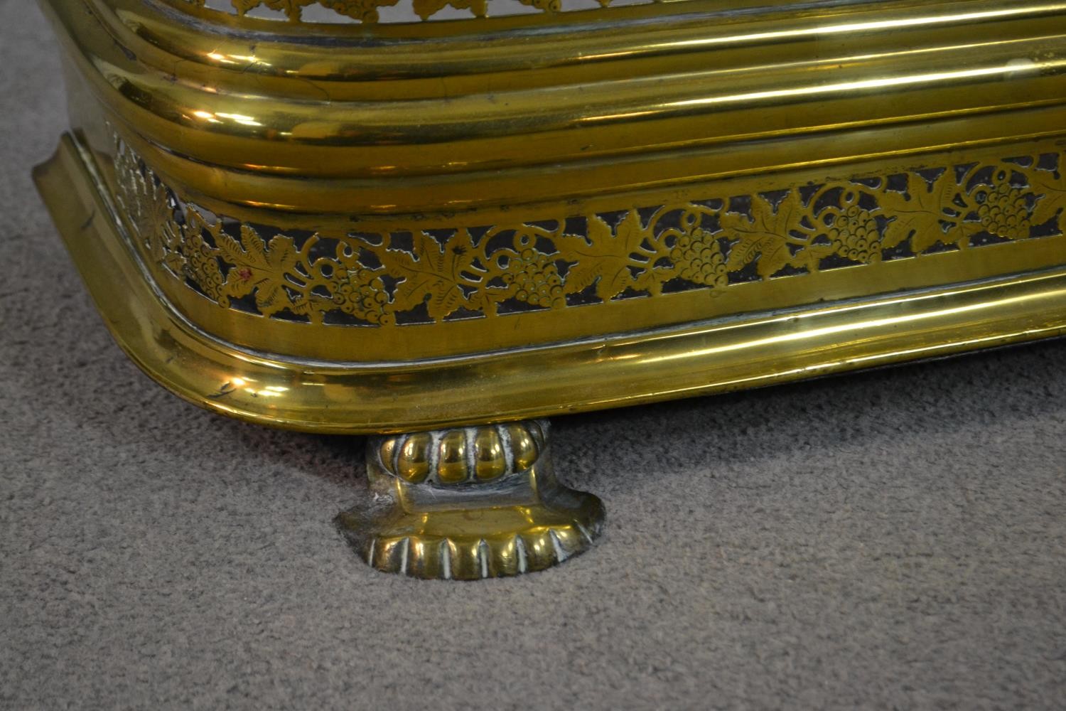 A George III brass fender, with two tiers of pierced brass vine design. (loose piece of brass - Image 7 of 8