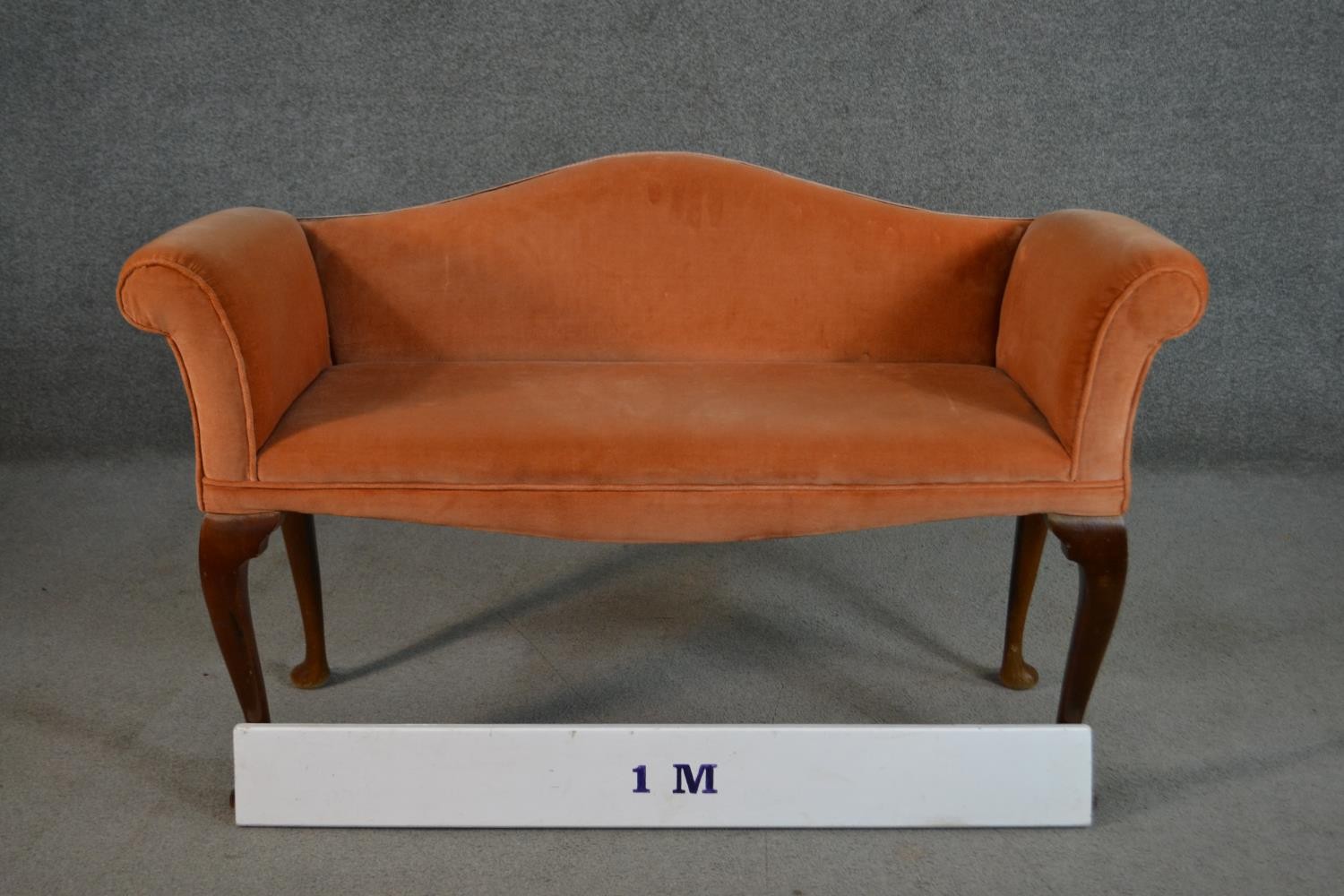 A George III style mahogany hump back window seat, upholstered in salmon coloured velour, on - Image 4 of 5