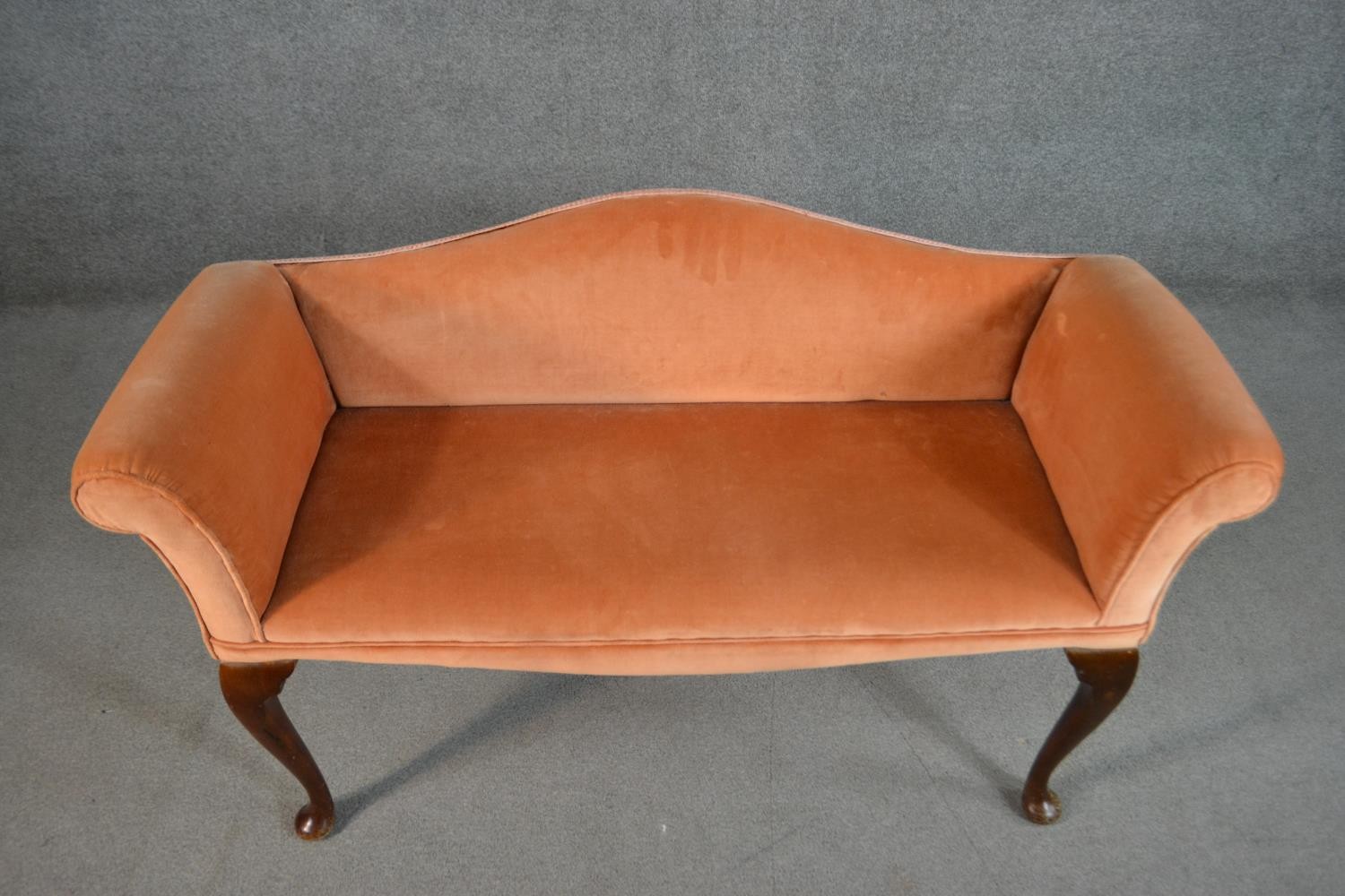 A George III style mahogany hump back window seat, upholstered in salmon coloured velour, on - Image 3 of 5