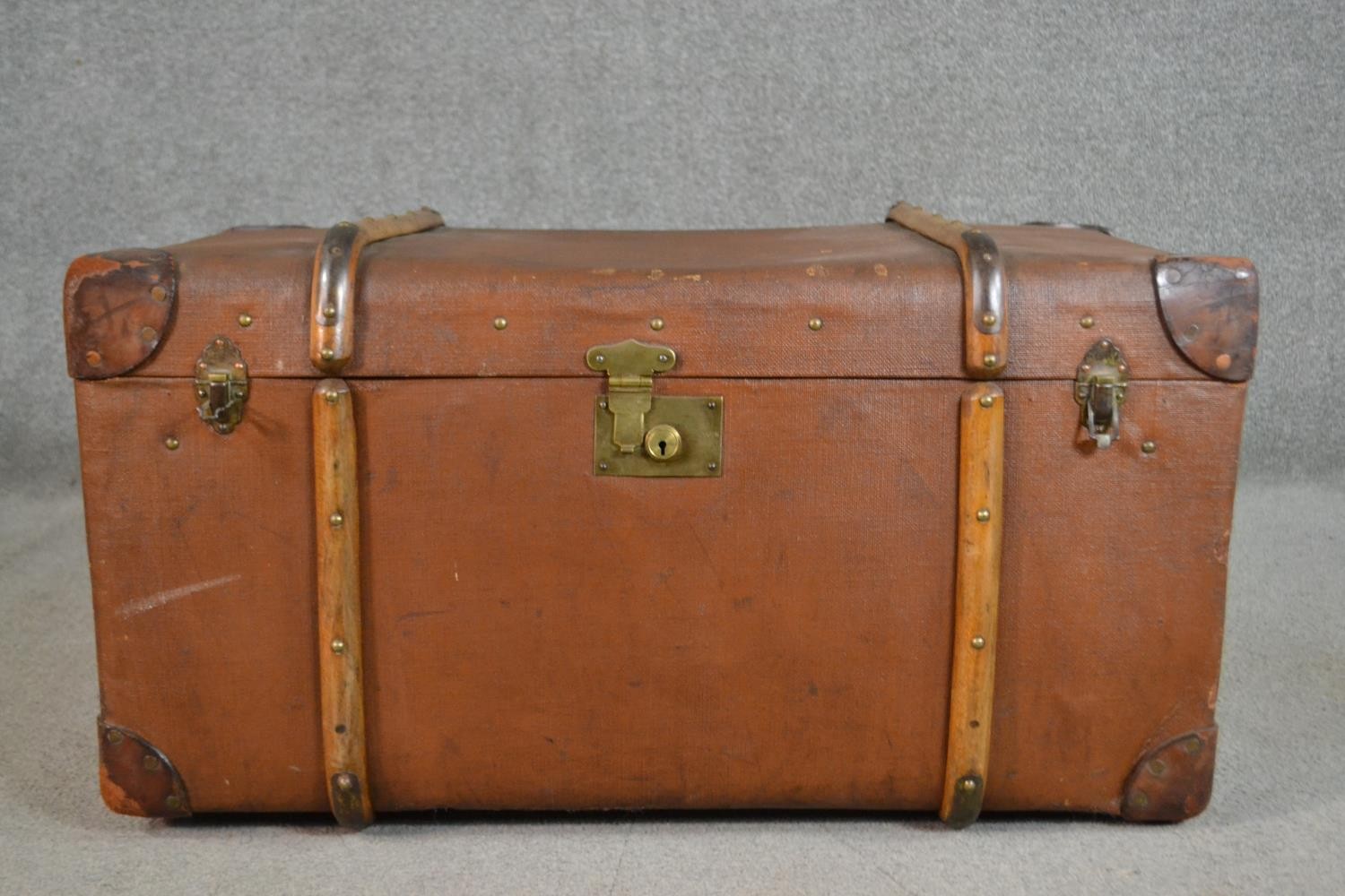 An early 20th century brown travel trunk, with wood bracing and brown leather corners. (locked) H.42 - Image 4 of 7