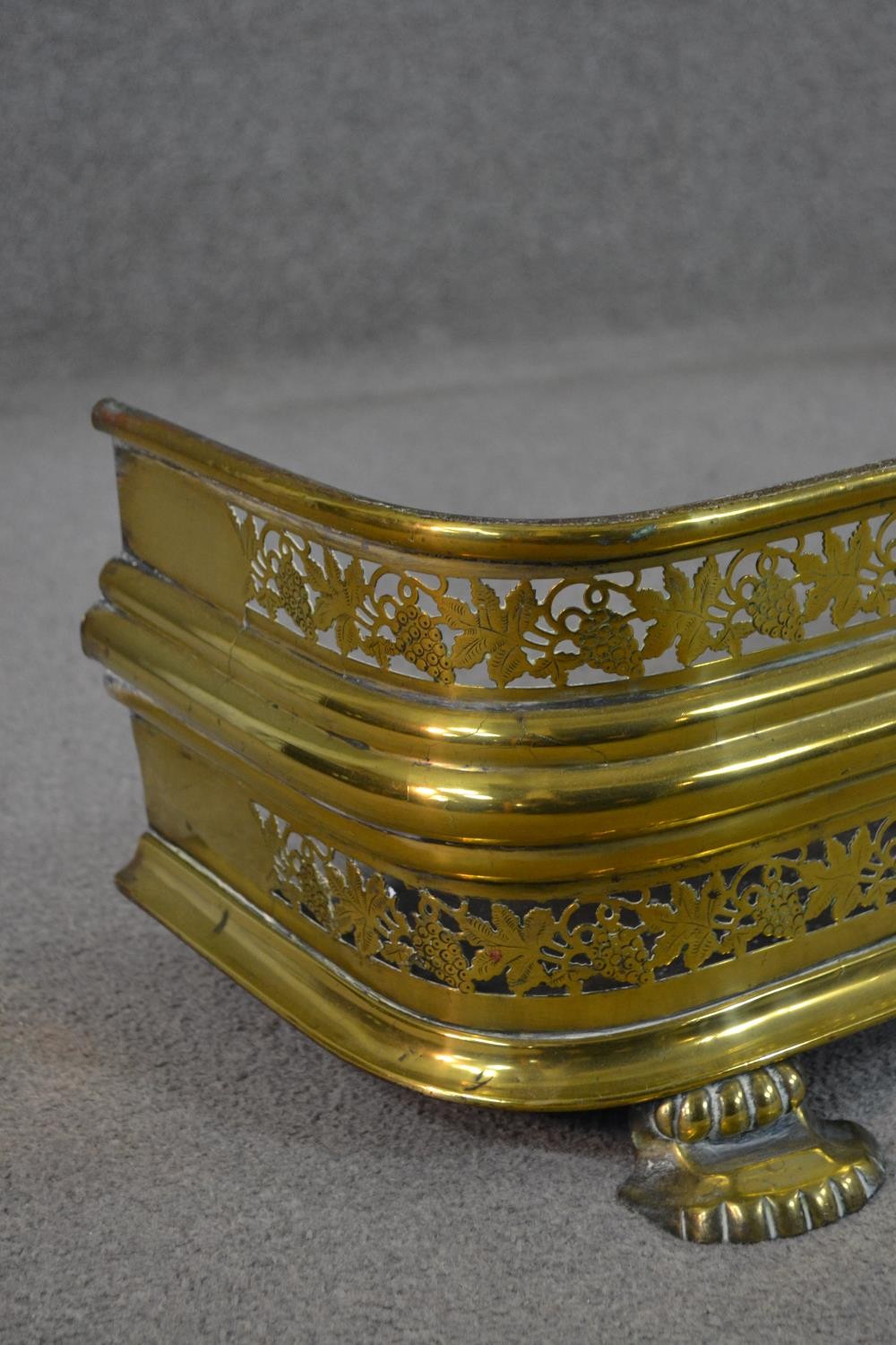 A George III brass fender, with two tiers of pierced brass vine design. (loose piece of brass - Image 8 of 8
