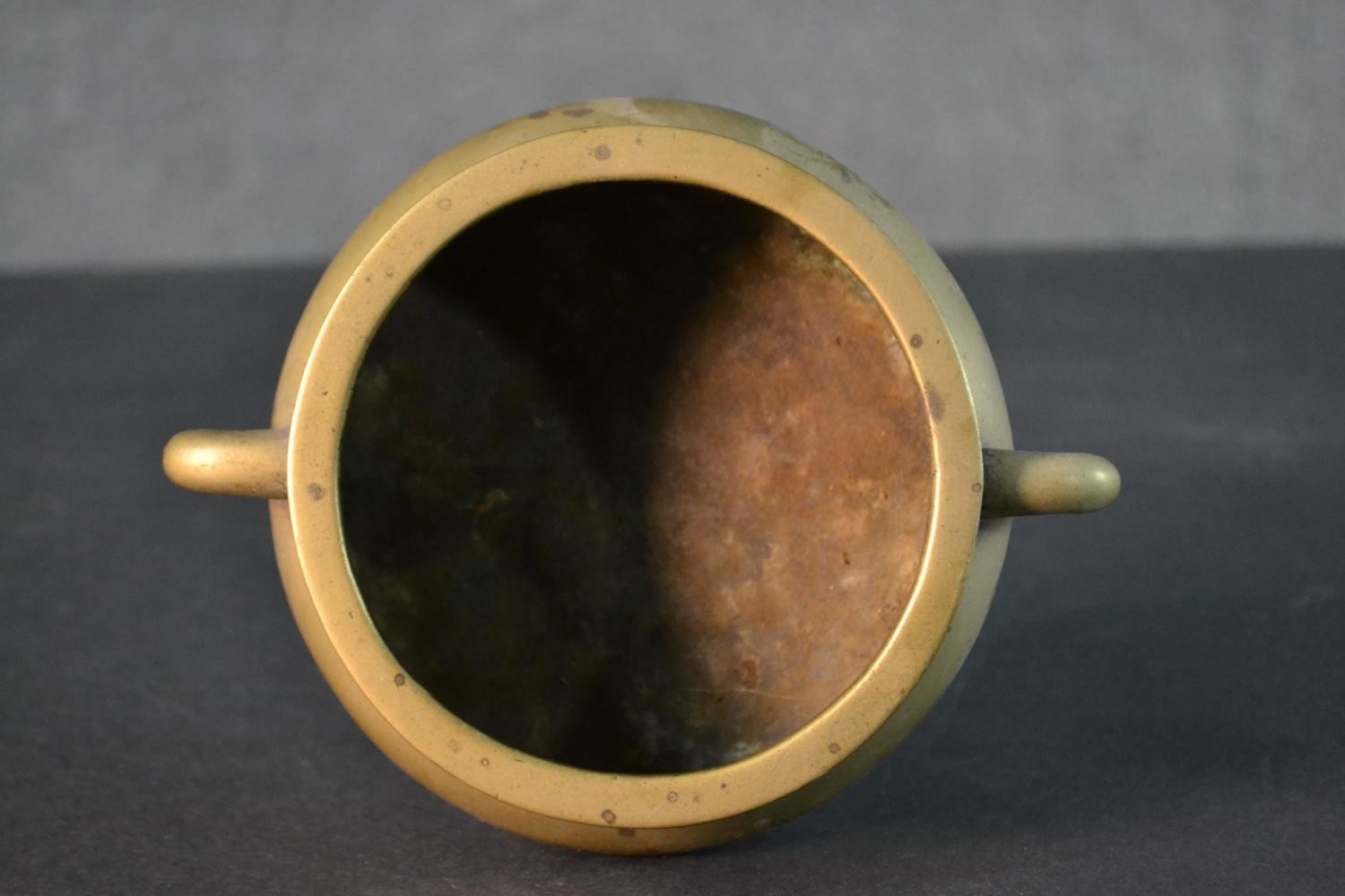 A Chinese bronze censer with apocryphal six character Xuande period mark to base. H.7 W.18cm - Image 3 of 5