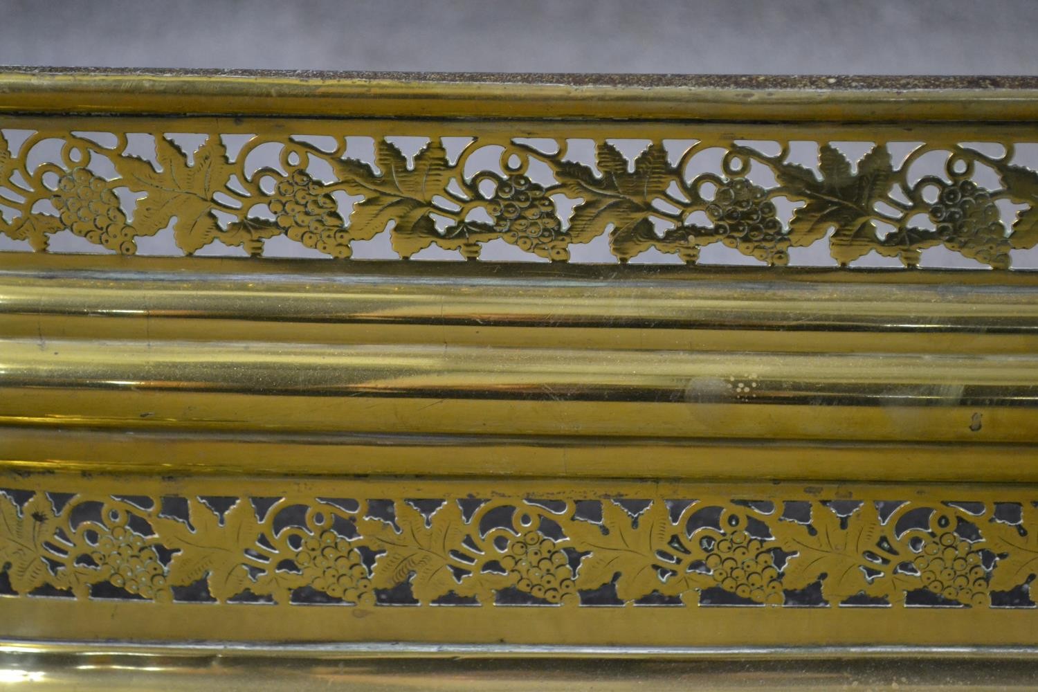 A George III brass fender, with two tiers of pierced brass vine design. (loose piece of brass - Image 3 of 8