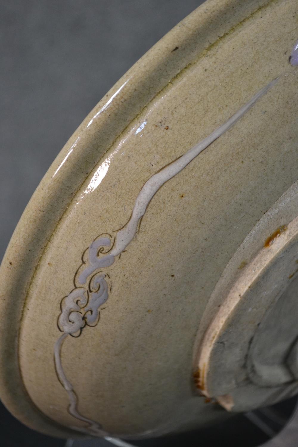 A Japanese 19th century Kutani ware bowl with an immortal riding a tiger, cloud motifs to the - Image 8 of 11