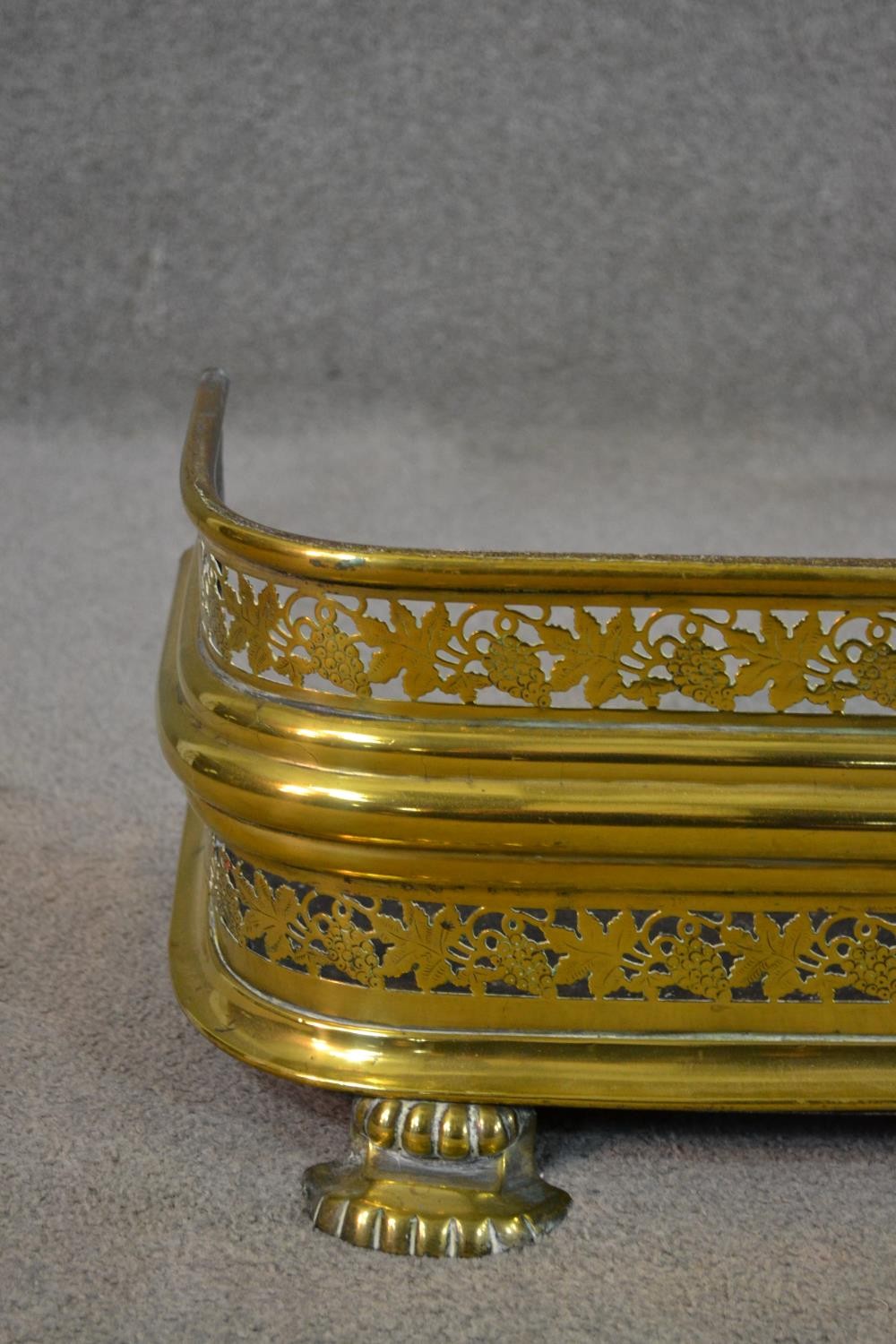 A George III brass fender, with two tiers of pierced brass vine design. (loose piece of brass - Image 2 of 8