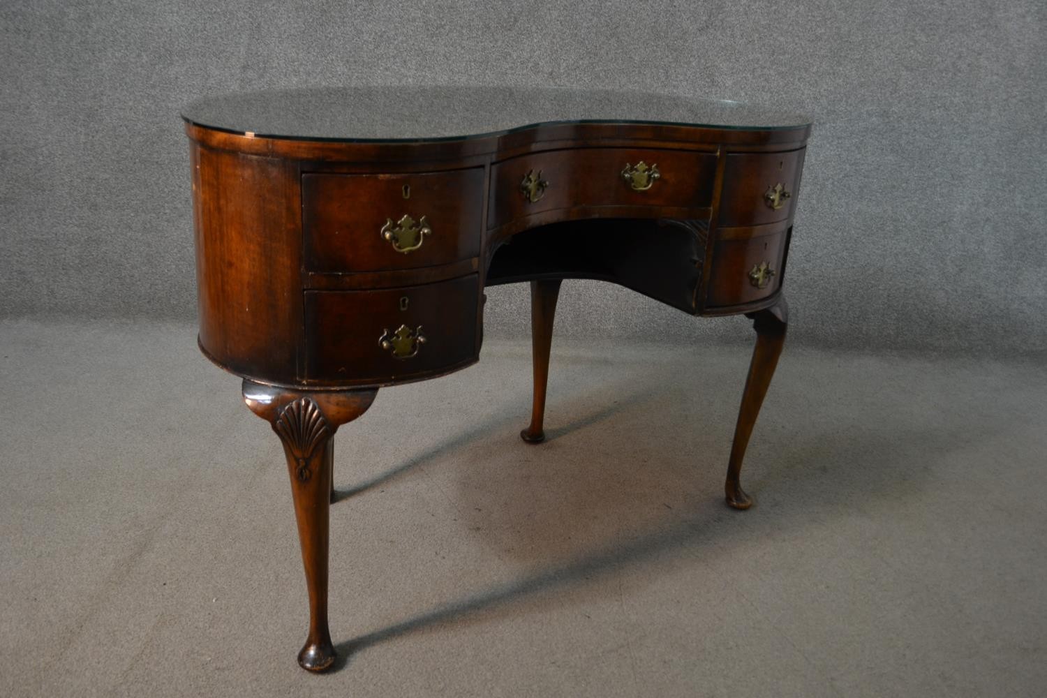 An early 20th century walnut kidney shaped dressing table, with a crossbanded top over an - Image 7 of 11