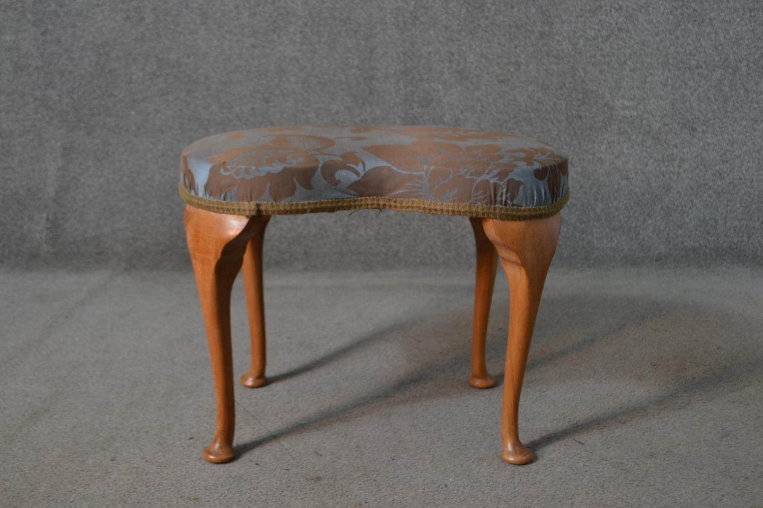 An early 20th century walnut kidney shaped dressing table, with a crossbanded top over an - Image 9 of 11
