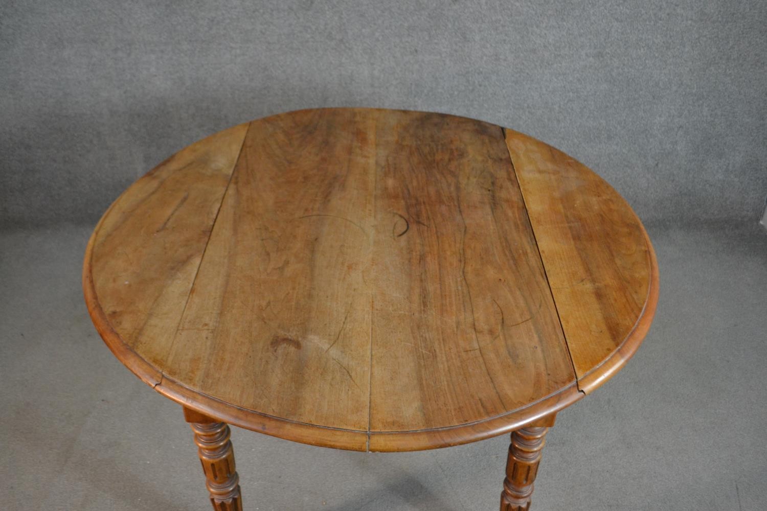 A Victorian figured walnut drop leaf dining table, the circular top with a moulded edge, on - Image 4 of 6