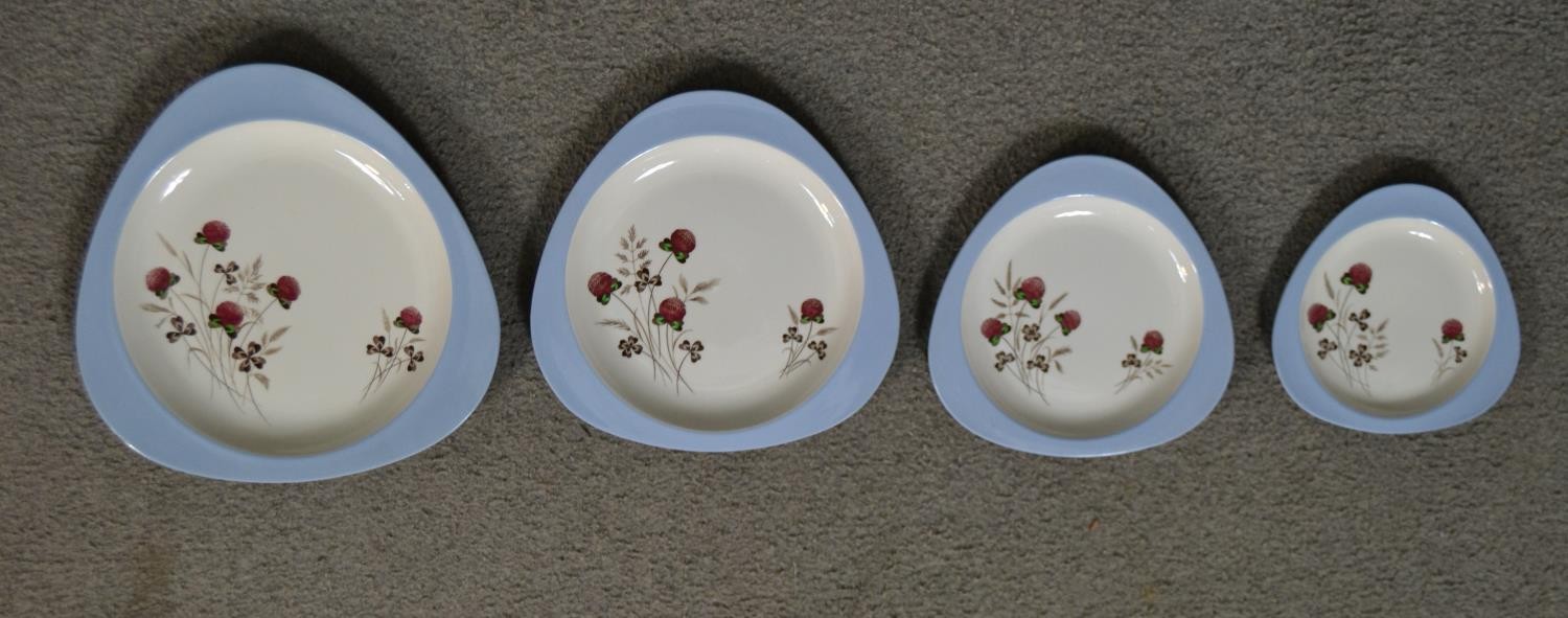 A 20th century Copeland Spode dinner and tea set, 55 Pieces, with clover and other flowers, in a - Image 5 of 8