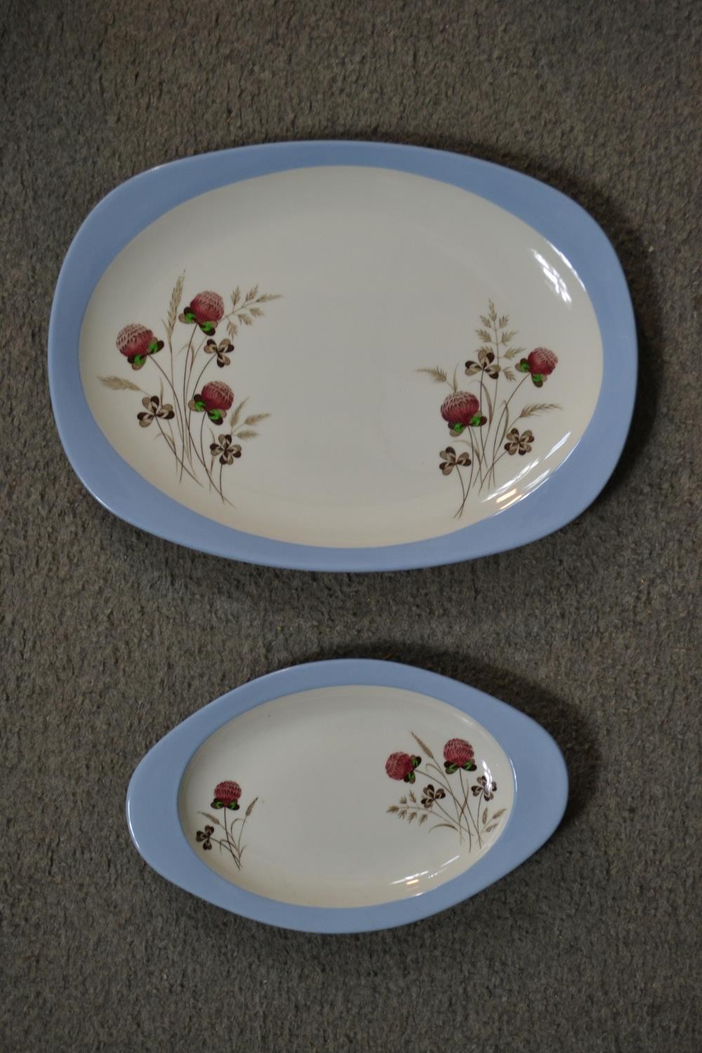 A 20th century Copeland Spode dinner and tea set, 55 Pieces, with clover and other flowers, in a - Image 4 of 8