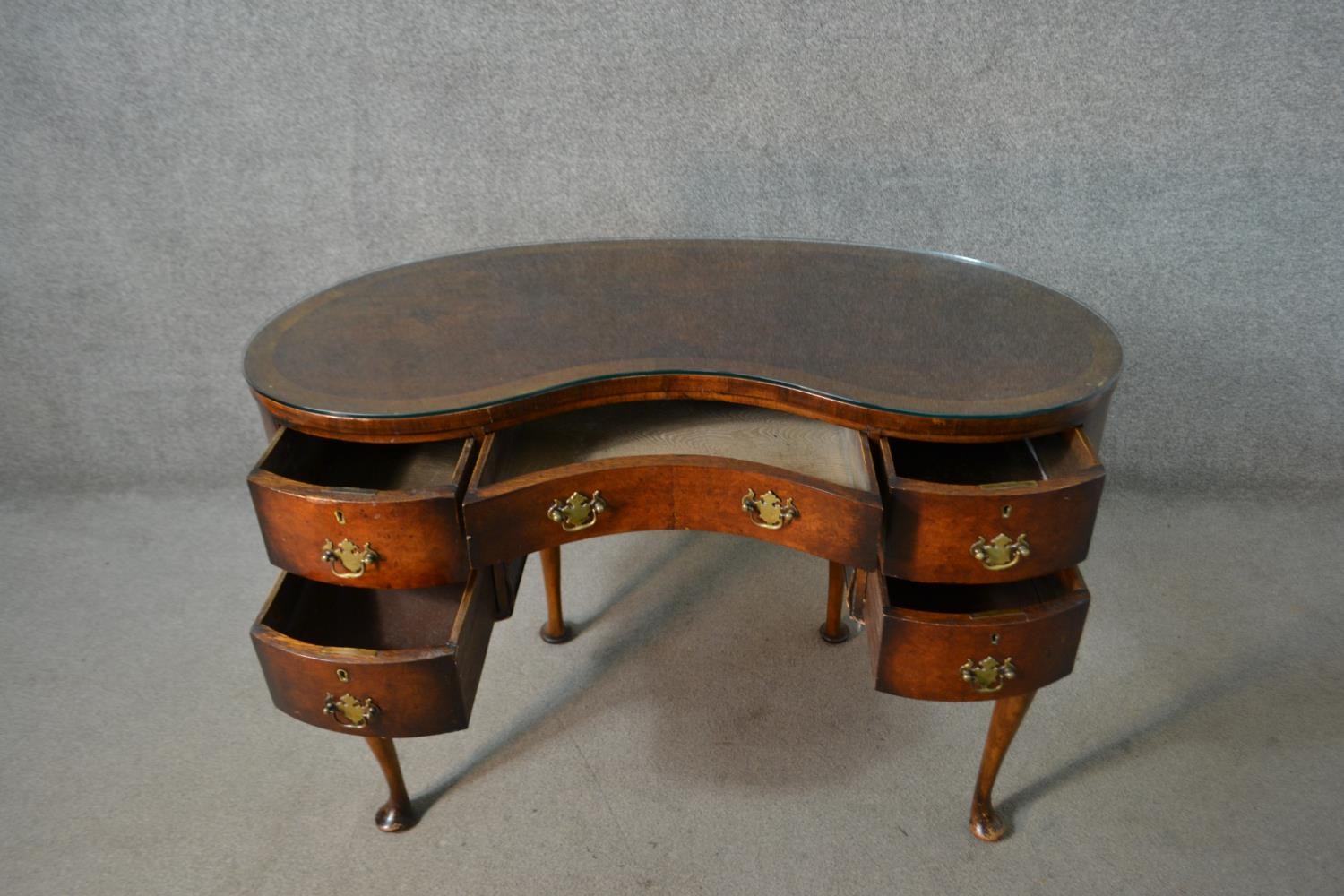 An early 20th century walnut kidney shaped dressing table, with a crossbanded top over an - Image 4 of 11