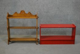 A late 19th/early 20th century set of wall hanging oak shelves, with an undulating gallery back over