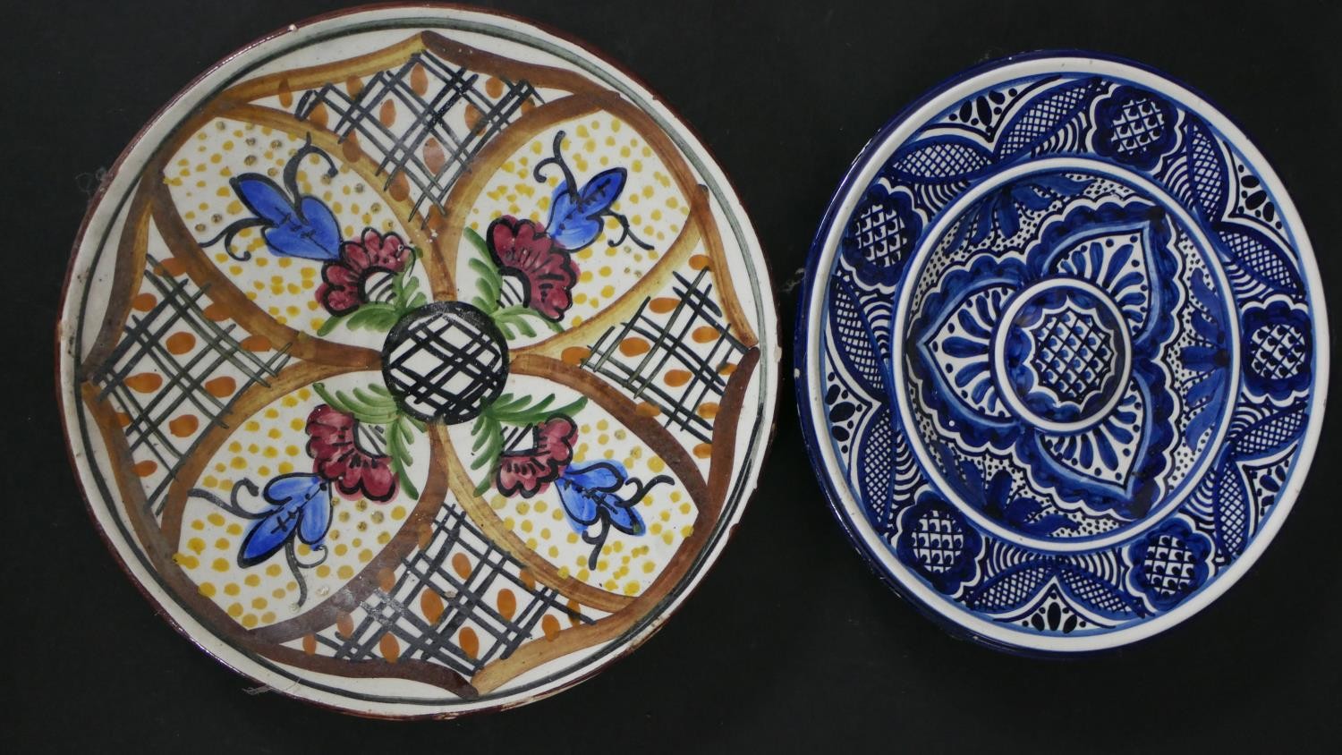 A collection of six majolica ceramic hand painted chargers, each with a different design, some - Image 5 of 6