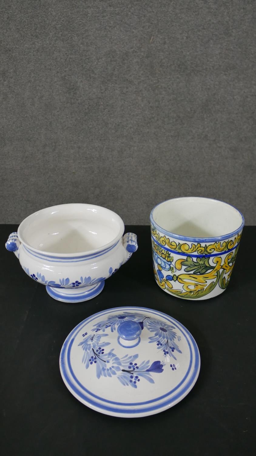 A collection of majolica ceramics, including salad bowls, a planter, a lidded tureen and a jelly - Image 3 of 12