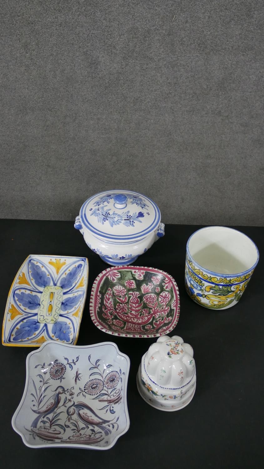 A collection of majolica ceramics, including salad bowls, a planter, a lidded tureen and a jelly - Image 2 of 12