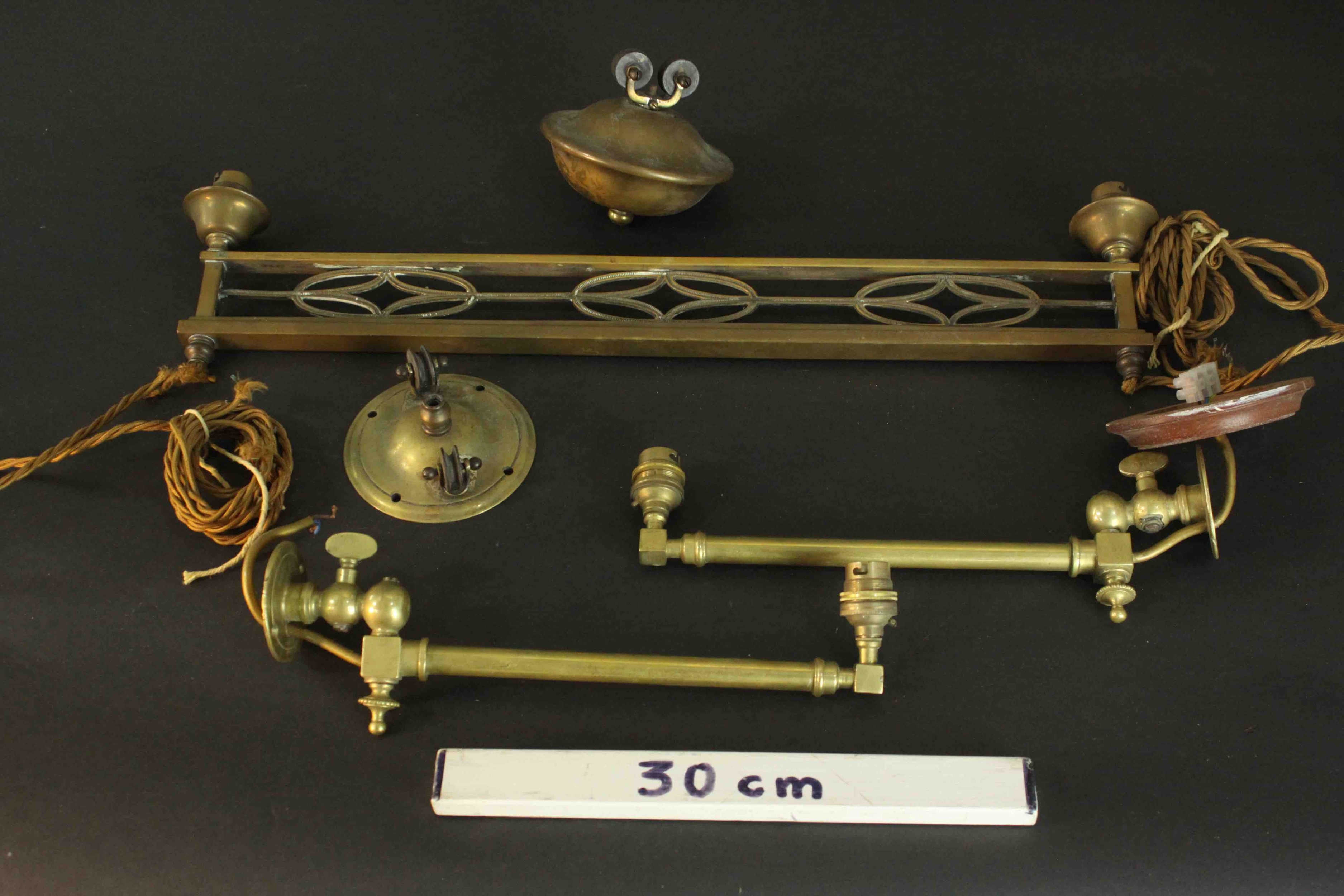 A collection of early 20th century brass wall lights, one Arts and Crafts design with a pulley - Image 2 of 7