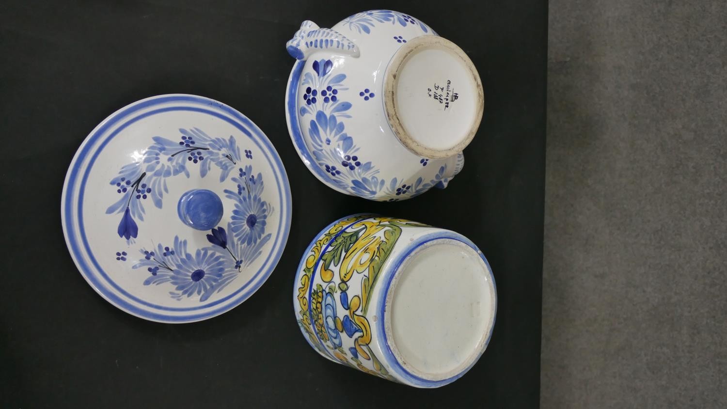 A collection of majolica ceramics, including salad bowls, a planter, a lidded tureen and a jelly - Image 4 of 12